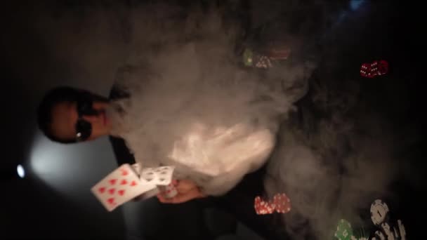 Бородатий Чоловік Грає Покер Казино Людина Виграє Ефективно Кидає Карти — стокове відео