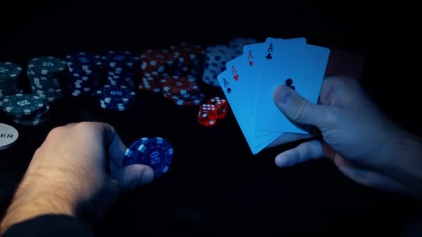 Гравець Спостерігає Мистецтвом Під Час Гри Покер Поєднання Чотирьох Асів — стокове відео