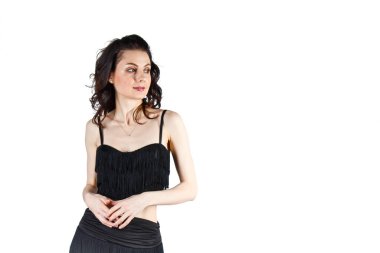 Gece makyajı ve saç stili ile güzel genç bir kadın tutkulu siyah bir elbise içinde dans ediyor. Beyaz arka planda stüdyo portresi. Dans, tango tarzı