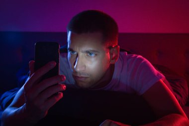 Adamın telefonunda güvenlik alarmı var. Alarm düğmesi. Tehlike. Güvenlik uyarısı. Daire baskını.