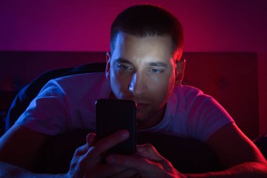 Siber suç kavramı, şifre kırma ve banka hesapları. Akıllı telefon ekranında güvenlik alarmı. Antivirüs uyarısı. Özel veri koruma sistemi bildirimi. Önemli bir güvenlik sorunu.