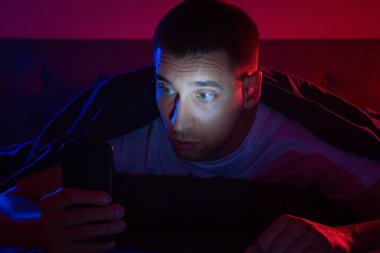 Siber suç kavramı, şifre kırma ve banka hesapları. Akıllı telefon ekranında güvenlik alarmı. Antivirüs uyarısı. Özel veri koruma sistemi bildirimi. Önemli bir güvenlik sorunu.