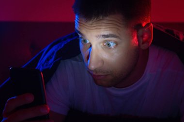 Adamın telefonunda güvenlik alarmı var. Alarm düğmesi. Tehlike. Güvenlik uyarısı. Daire baskını.