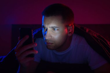 Adamın telefonunda güvenlik alarmı var. Alarm düğmesi. Tehlike. Güvenlik uyarısı. Daire baskını.