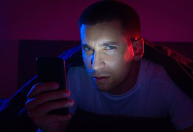 Siber suç kavramı, şifre kırma ve banka hesapları. Akıllı telefon ekranında güvenlik alarmı. Antivirüs uyarısı. Özel veri koruma sistemi bildirimi. Önemli bir güvenlik sorunu.