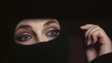 Türbanlı güzel bir müslüman kadının portresi ve arka planında ayna olan bir yüz makyajı. Moda ve güzellik kavramı için kullan