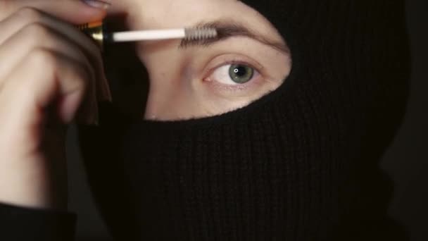 Una Chica Pasamontañas Maquilla Una Mujer Hiyab Pinta Los Ojos — Vídeos de Stock