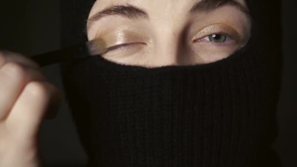 Girl Balaclava Does Makeup Woman Hijab Paints Her Eyes Beautiful — Wideo stockowe