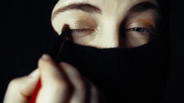 Girl Balaclava Does Makeup Woman Hijab Paints Her Eyes Beautiful — Video Stock