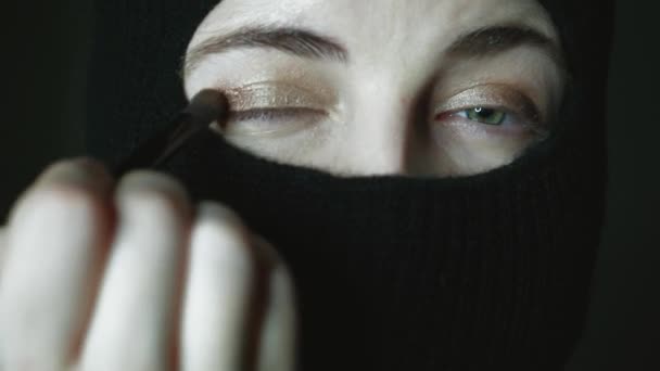 Müslüman Makyajı Adım Adım Öğretiyor Güzel Gözlü Tesettürlü Bir Kız — Stok video