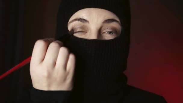 Seorang Gadis Dengan Mata Indah Mengenakan Jilbab Berdandan Konsep Kekuatan — Stok Video