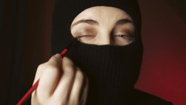 Una Ragazza Con Begli Occhi Hijab Trucca Concetto Potere Maschile — Video Stock