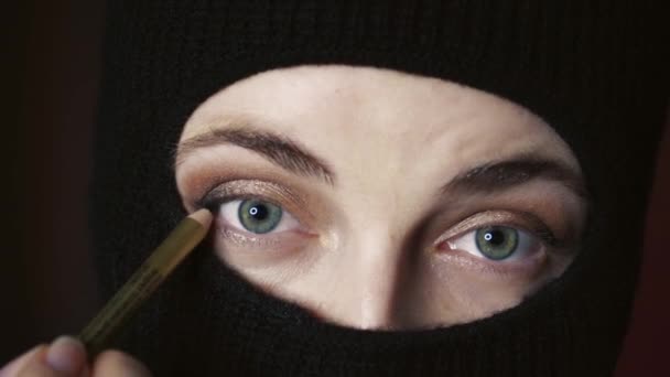 Uma Menina Com Olhos Bonitos Hijab Faz Maquiagem Conceito Poder — Vídeo de Stock