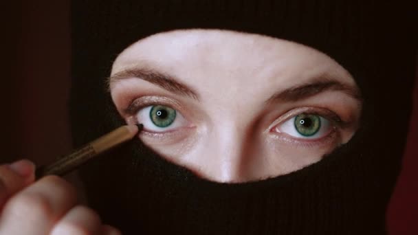Dziewczyna Pięknymi Oczami Hidżabie Robi Makijaż Koncepcja Męskiej Siły Kobiecej — Wideo stockowe