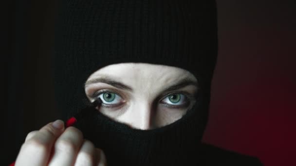 Girl Balaclava Does Makeup Woman Hijab Paints Her Eyes Beautiful — Stockvideo