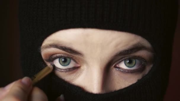 Girl Balaclava Does Makeup Woman Hijab Paints Her Eyes Beautiful — 图库视频影像
