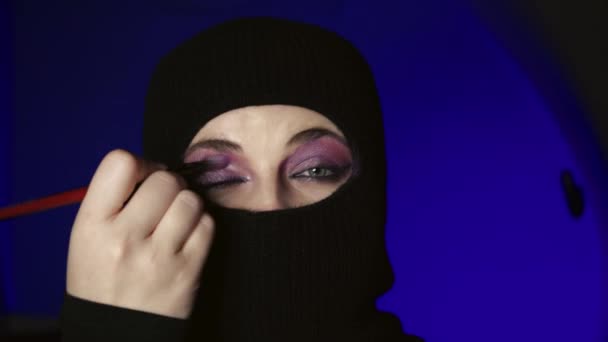 Türbanlı Güzel Bir Müslüman Kadının Portresi Arka Planında Ayna Olan — Stok video