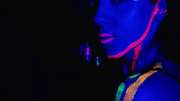 Моджева Модель Жінки Неоновому Світлі Портрет Прекрасної Моделі Флуоресцентним Макіяжем — стокове відео