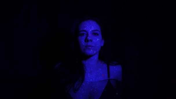 Portrait Une Belle Femme Avec Des Paillettes Bleues Sur Visage — Video