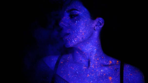Model Woman Neon Light Beautiful Model Girl Fluorescent Makeup Art — Stock Video