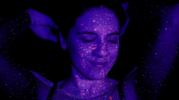 Femme Mannequin Néon Portrait Beau Mannequin Avec Maquillage Fluorescent Body — Video