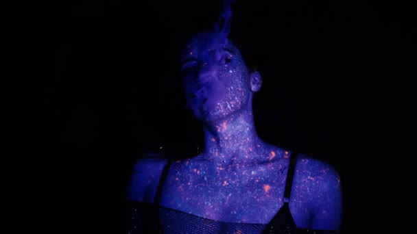 Modell Kvinna Neon Ljus Vacker Modell Flicka Med Fluorescerande Makeup — Stockvideo