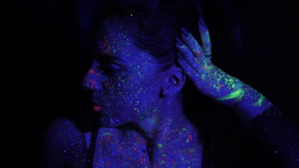 Femme Mannequin Néon Portrait Beau Mannequin Maquillage Fluorescent Design Artistique — Video