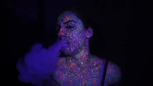 Beautiful Young Girl Makeup Ultraviolet Paints Smokes Releases Smoke Mouth — Vídeo de Stock