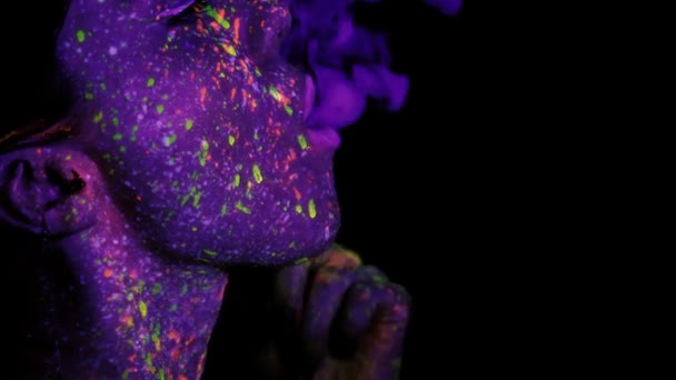 Beautiful Young Girl Makeup Ultraviolet Paints Smokes Releases Smoke Rings — Stockvideo