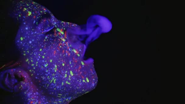 Beautiful Young Girl Makeup Ultraviolet Paints Smokes Releases Smoke Rings — Stock videók