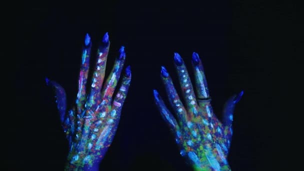 现代迷幻创意元素与人的手掌海报 两只手在流行艺术拼贴风格霓虹灯大胆的色彩 复制文本的空间 杂志风格 津族文化 — 图库视频影像