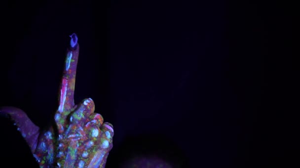1から5までのカウントを示す蛍光民族パターンを持つ手 蛍光塗料 ボディアートの概念 暗闇の中で成長する ジェスチャー 手の動き — ストック動画