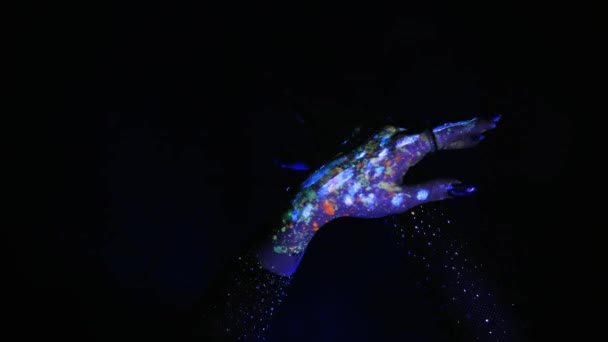 蛍光色の民族模様の手は手でダンスを示しています 蛍光塗料 ボディアートの概念 暗闇の中で成長する ジェスチャー 手の動き — ストック動画