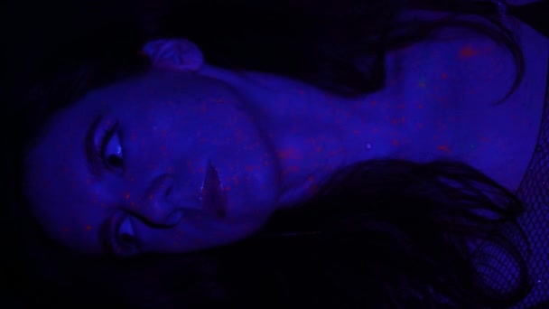 Modelka Kobieta Neonowym Świetle Piękna Modelka Dziewczyna Fluorescencyjnym Makijażem Projekt — Wideo stockowe