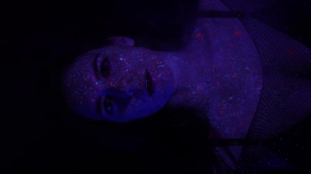 Model Woman Neon Light Beautiful Model Girl Fluorescent Makeup Art — Stockvideo