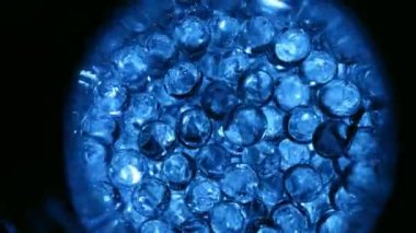 Hücre bölünmesi, morula ve embriyo oluşumu. Yumurta konsepti, mikroskop altında makro video. Erken embriyonik gelişimin animasyonu. Laboratuvarda kavramsal mikrobiyoloji