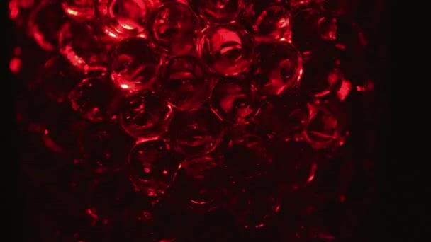 Wasserfarbene Rote Gel Kugeln Super Makroblasen Zeitlupe Hintergrund Mit Hydrogelkugeln — Stockvideo