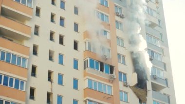 Kyiv, Ukrayna - 15 Kasım 2022: Bir apartmanda yangın, itfaiyeciler alevlerle mücadele, yanan ev, yangın felaketi ve kaza trajedisi kavramı