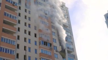 Kyiv, Ukrayna - 15 Kasım 2022: Bir apartmanda yangın, itfaiyeciler alevlerle mücadele, yanan ev, yangın felaketi ve kaza trajedisi kavramı
