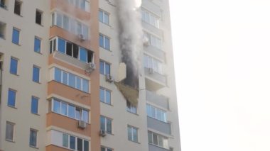 Kyiv, Ukrayna - 15 Kasım 2022: Bir apartmanda yangın, itfaiyeciler alevlerle mücadele, yanan ev, yangın felaketi ve kaza trajedisi kavramı