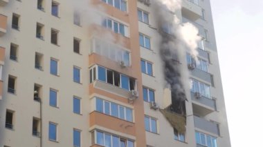 Kyiv, Ukrayna - 15 Kasım 2022: Duman çok katlı bir binadaki yanan odalardan geliyor. Apartman yangını. Kalın siyah duman dairenin pencerelerinden geliyor. Yangını söndürüyorum.
