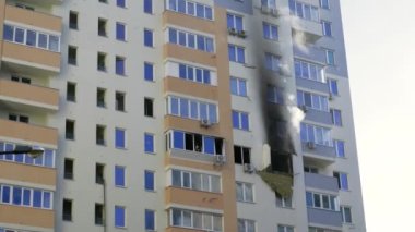 Kyiv, Ukrayna - 15 Kasım 2022: Duman çok katlı bir binadaki yanan odalardan geliyor. Apartman yangını. Kalın siyah duman dairenin pencerelerinden geliyor. Yangını söndürüyorum.