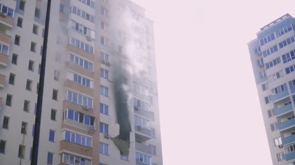 Киев Украина Ноября 2022 Года Дым Приходит Горящих Комнат Многоэтажном — стоковое видео