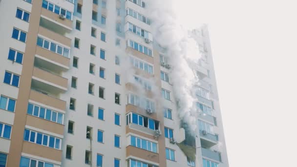 Киев Украина Ноября 2022 Года Пожар Многоквартирном Доме Пожарные Борются — стоковое видео