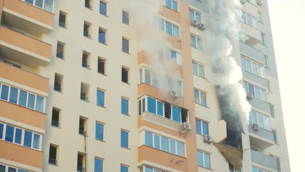 乌克兰基辅 2022年11月15日 一座公寓楼失火 消防员灭火 焚烧房屋 火灾和事故悲剧概念 — 图库视频影像