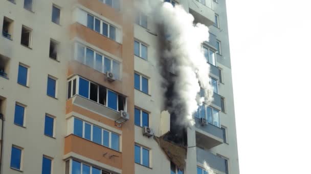 Kijev Ukrajna November 2022 Tűzoltó Permetezi Vizet Falakra Hogy Eloltsa — Stock videók