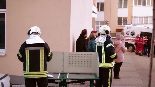 Kyiv Ukraine November 2022 Uniformed Fireman Closes Roller Shutter Side — Video Stock