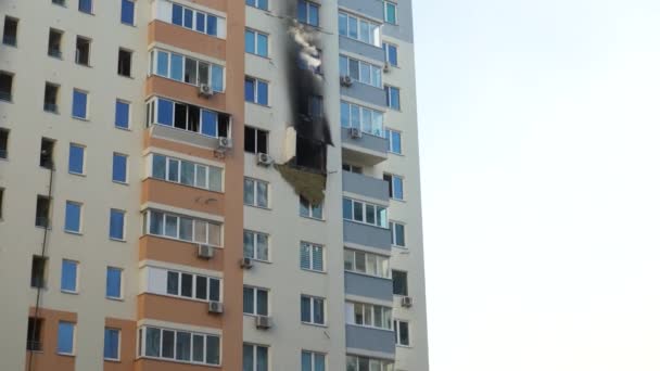 Kyiv Ukraine November 2022 Firefighter Sprays Water Walls Extinguish Fire — Vídeo de stock