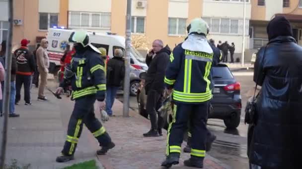 Kyiv Ukraine 2022年11月15日 身着制服的消防员关闭了消防车一侧的滚子快门 工作日结束时 火被扑灭了 完成危险任务的概念 — 图库视频影像