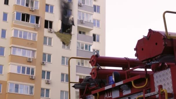 Kyiv Ukraine November 2022 複数階建ての住宅ビルの燃え尽きたアパートの前に赤い消防車が立っている 発電機爆発後の火災 — ストック動画